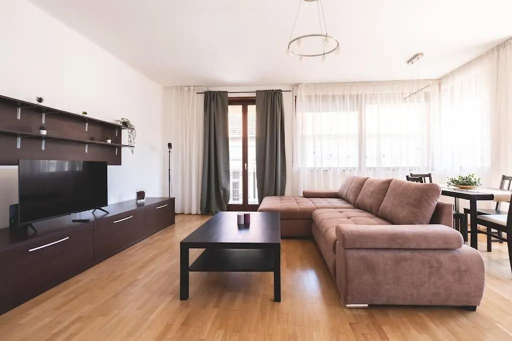 Bright Downtown Balcony Retreat Apartment Budapest