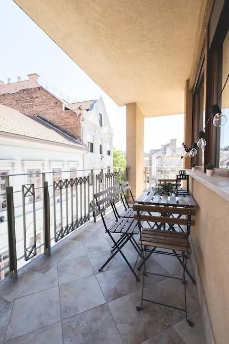 Bright Downtown Balcony Retreat Apartment Budapest