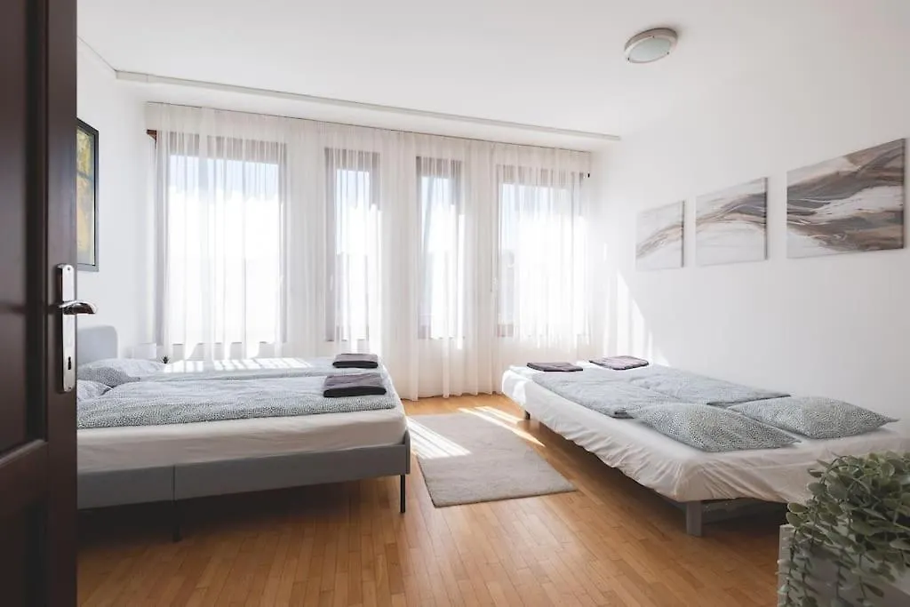 Bright Downtown Balcony Retreat Appartement Boedapest