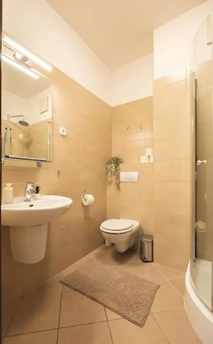 Bright Downtown Balcony Retreat Appartement Boedapest