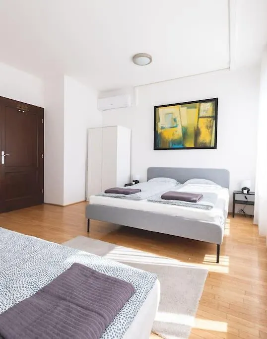 Bright Downtown Balcony Retreat Appartement Boedapest