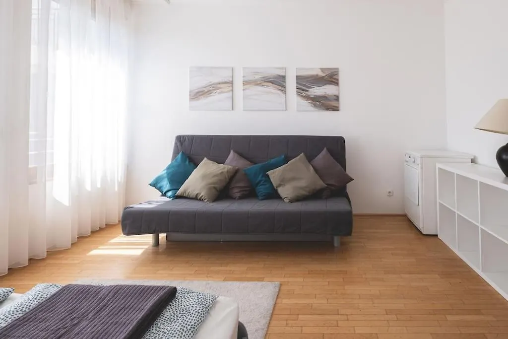 Bright Downtown Balcony Retreat Appartement Boedapest